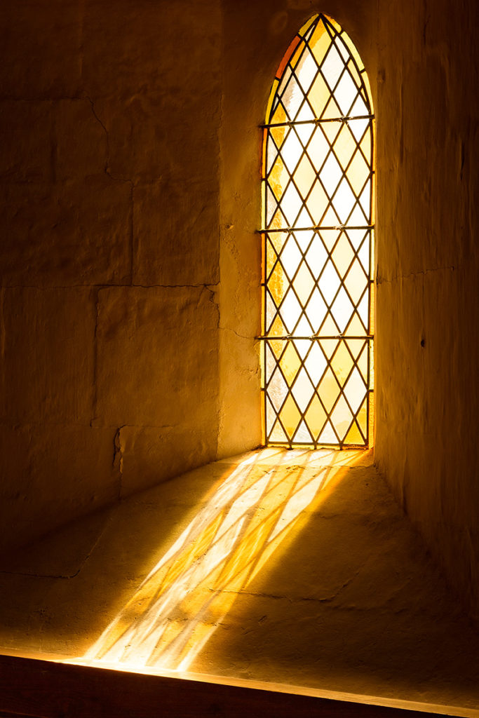 Architekturfotografie, Regionalporträt: Lichtschein durch Kirchenfenster, Barfleur, Normandie | Foto: Dieter Eikenberg, imprints