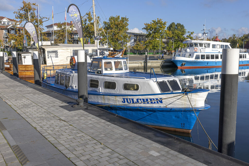 Fahrgastschiff Julchen im Hafen von Lauterbach / Rügen