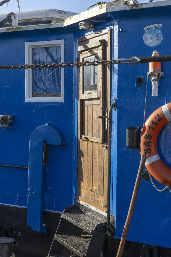 Farbenprächtige Bootselemente im Hafen