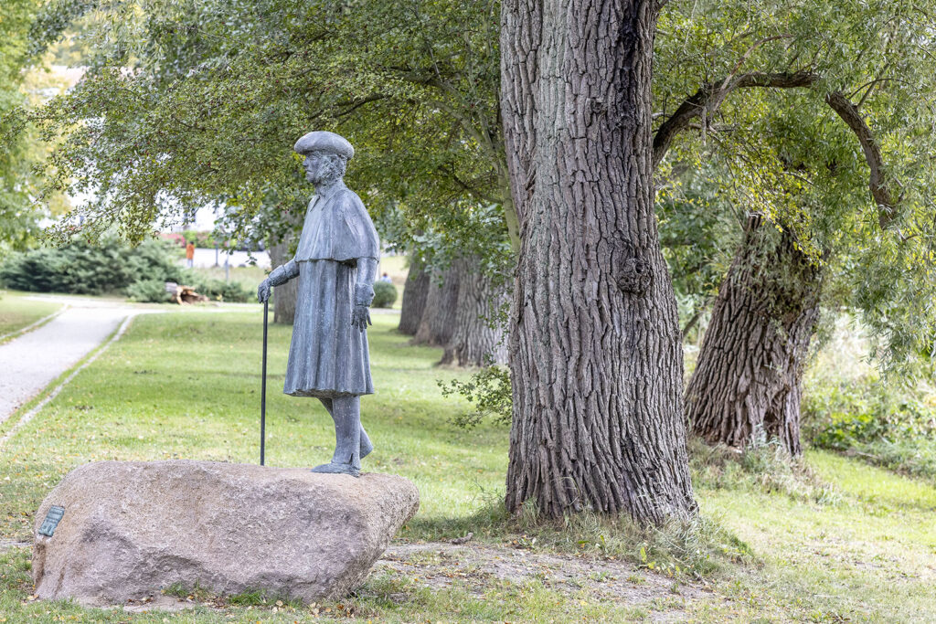 Caspar David Friedrich Denkmal in Lauterbach, Rügen- Skulptur des Rostocker Bildhauers Thomas Jastram