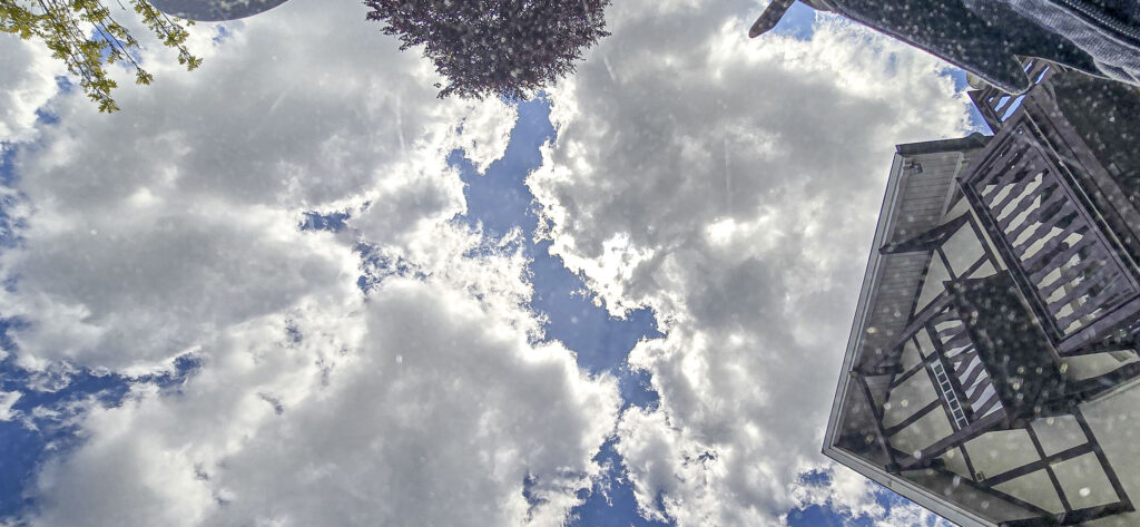 Cafe-Tisch spiegelt Himmel