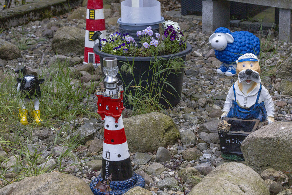 Vorgarten mit Figuren